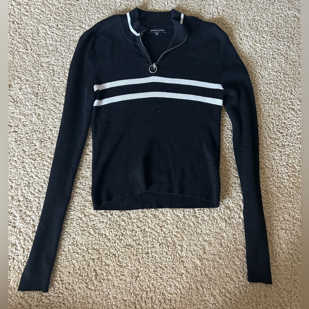 BLACK SWEATER WITH WHITE STRIPES